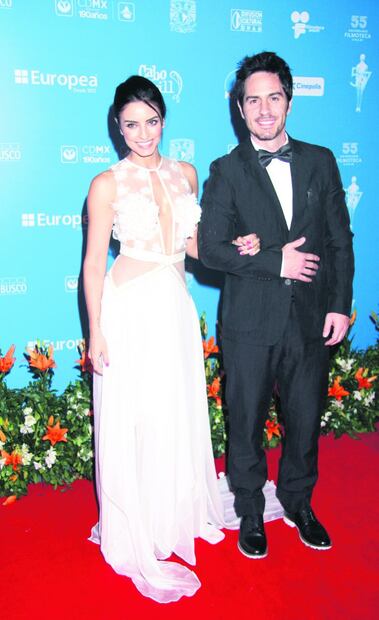 Aislinn Derbez y Mauricio Ochmann celebran su primer aniversario en Hawái
