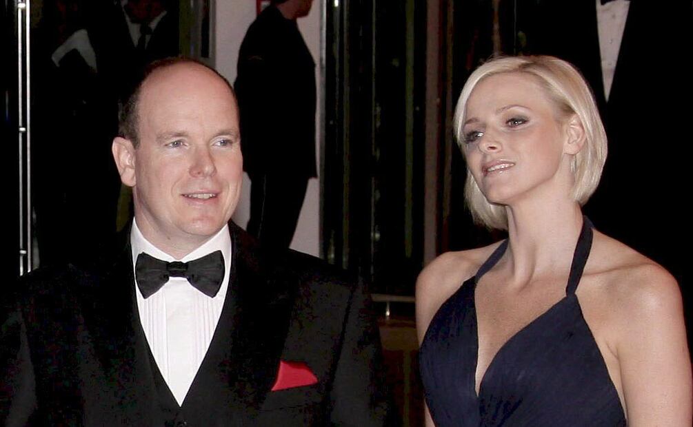 El príncipe Alberto de Mónaco y su novia, la nadadora sudafricana Charlene Wittstock durante el Baile de la Rosa en Montecarlo. / EFE