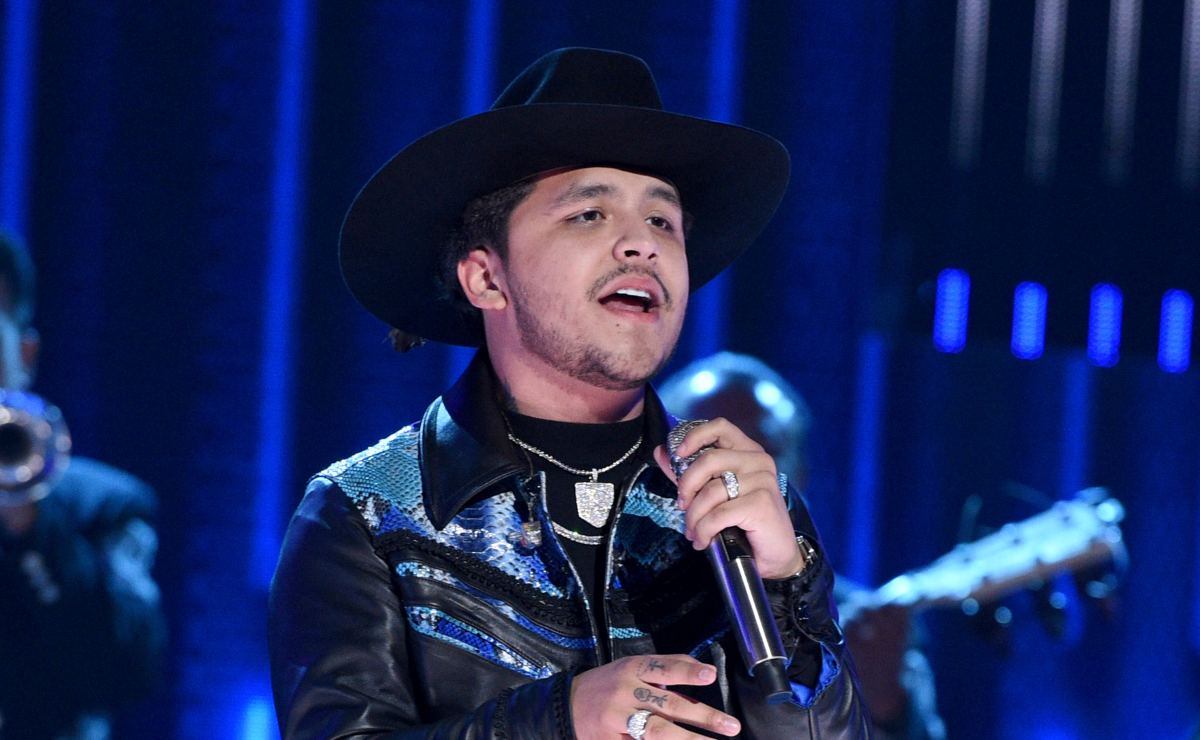 Christian Nodal ofrece disculpas por no llegar a su concierto en Colombia