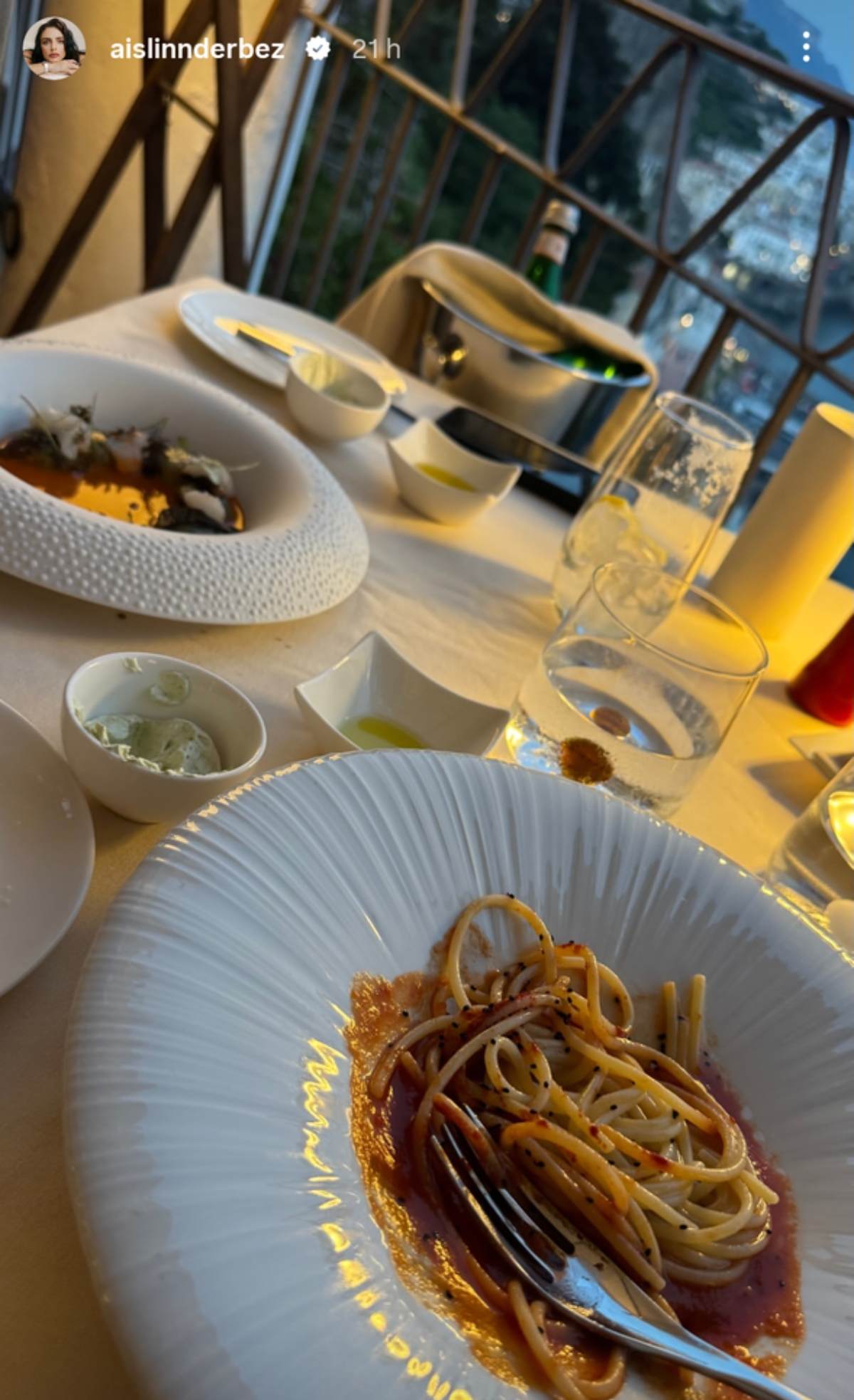 Aislinn Derbez compartió una postal de una cena italiana / Foto: Instagram