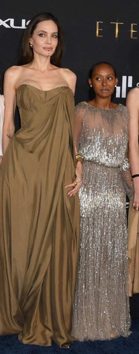 Angelina Jolie y sus hijos reciclan vestidos para el estreno de “Eternals”