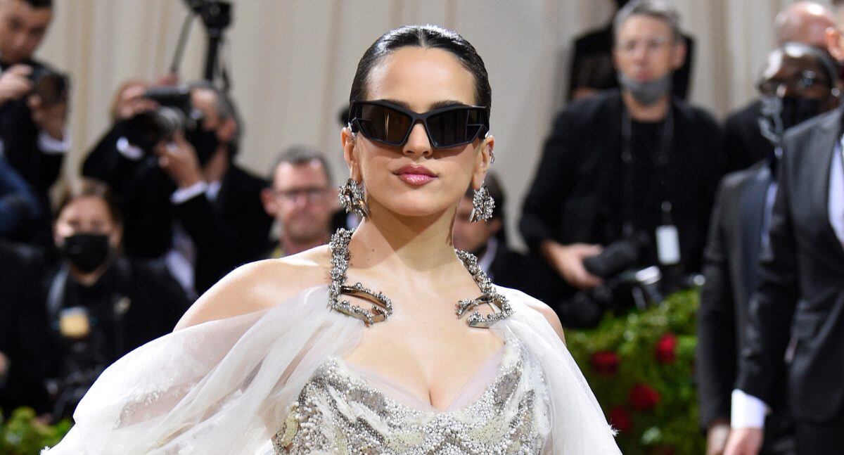 Rosalía, forrada de perlas y pedrería, conquista el MET Gala 2022 
