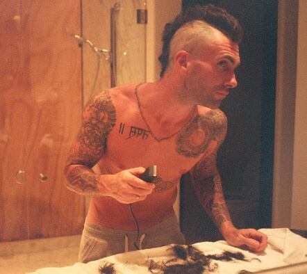 Impresionante cambio de look de Adam Levine