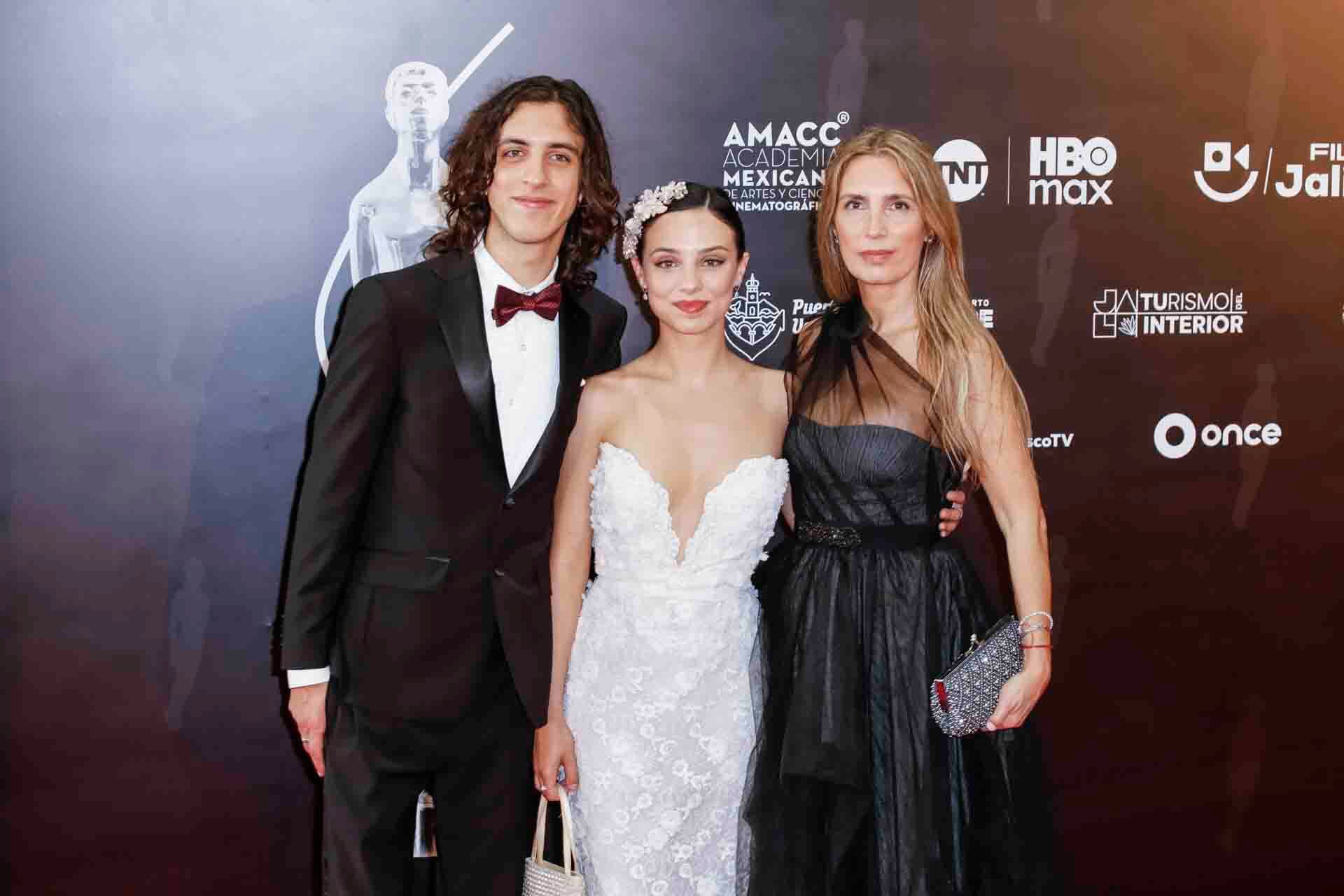 Luca y Fiona Palomo con Carina Ricco. (Foto: Esteban Torreblanca)