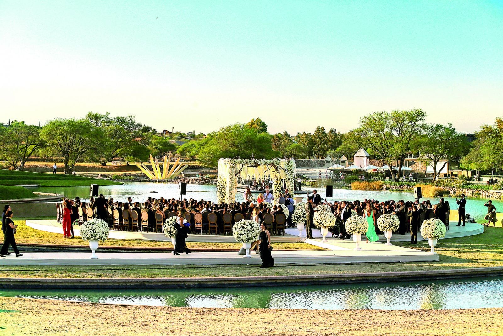 PORTADA: La original boda de Pamela Cortés y Andrés Roemer