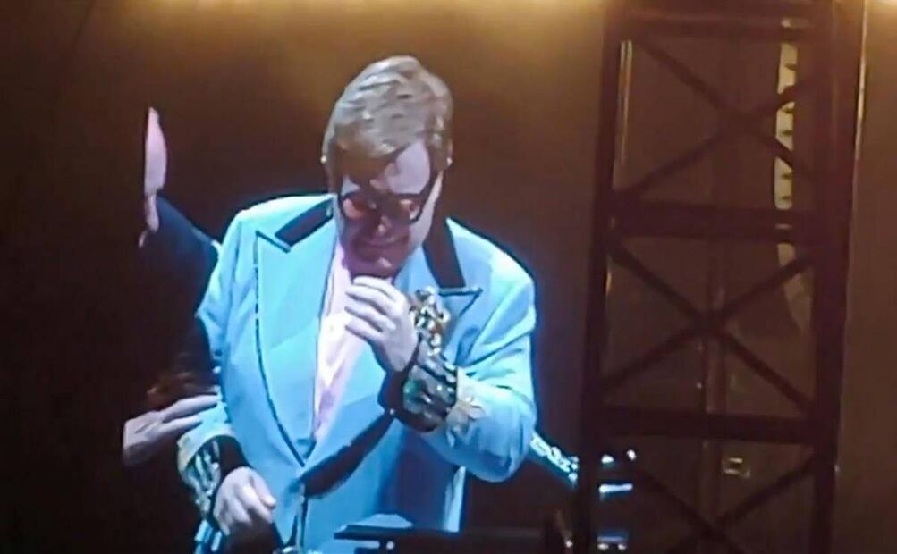 Elton John cancela concierto por neumonía