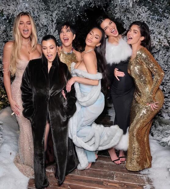 Kris Jenner junto a sus hijas, Khloé, Kim, Kourtney, Kylie y Kendall Jenner en Navidad 2023 / Instagram