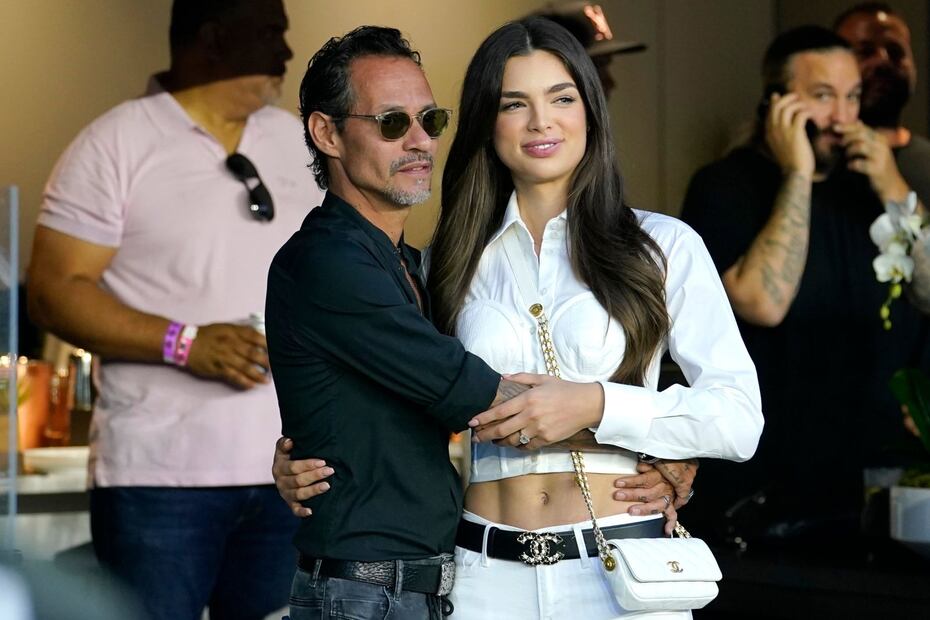 Marc Anthony y su esposa Nadia Ferreira / Archivo