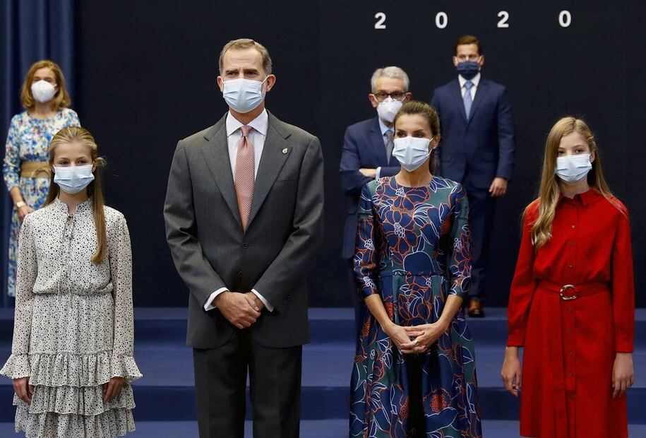 La princesa Leonor de España recicla vestido en su primer evento sola