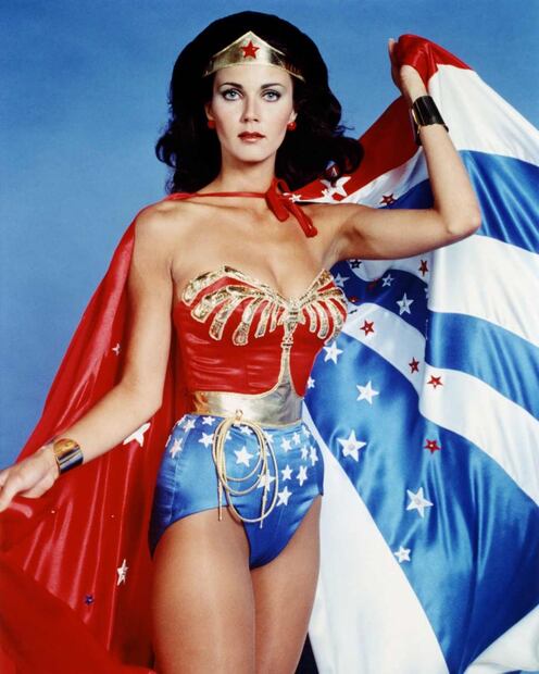 Lynda Carter, 'la Mujer Maravilla', de 70 años, increíblemente sexy en un mini vestido dorado