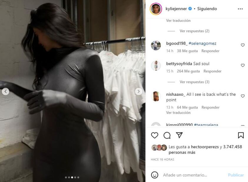 Kylie Jenner ciñe su cintura con un vestido ajustado de profundo escote en la espalda
