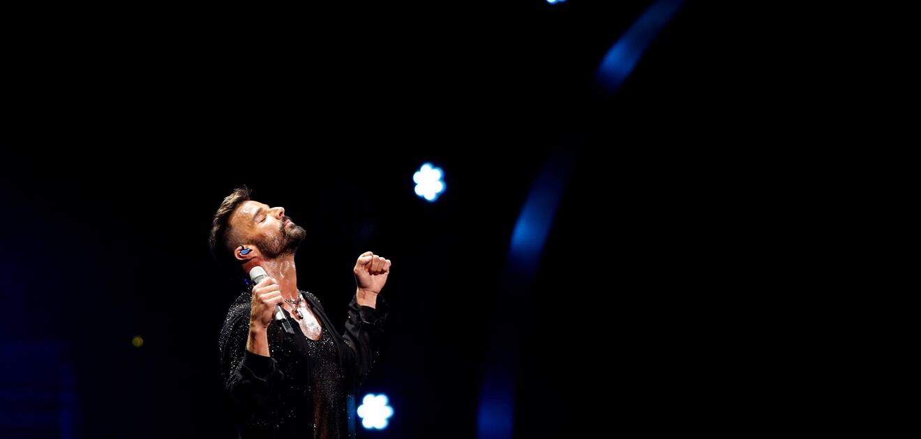 Ricky Martin le da un beso en la boca al conductor de Viña del Mar 