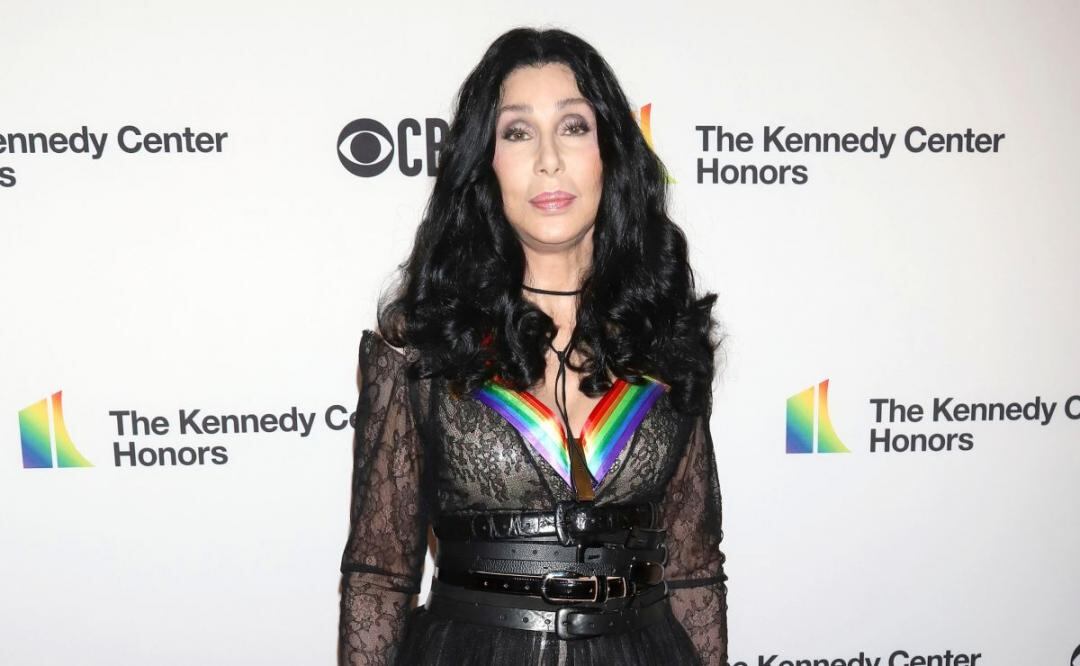 Cher, a los 76 años, luce mejor que nadie una playera ajustada de Versace LGBT