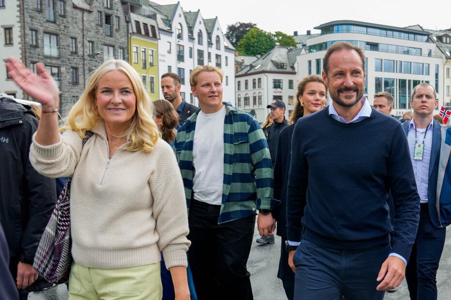 El príncipe heredero Haakon, la princesa Mette-Marit y Sverre, su hijo / Foto: AFP