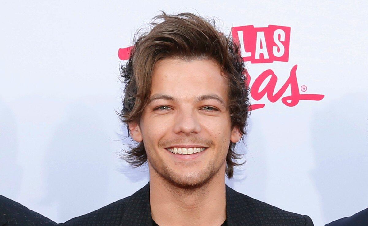 Louis Tomlinson, de One Direction, es visto en un aeropuerto de México