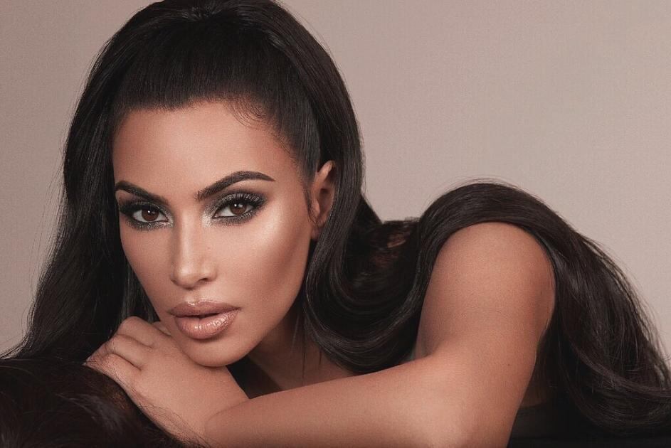 Kim Kardashian lo vuelve a hacer: parece que tiene 6 dedos en uno de sus pies