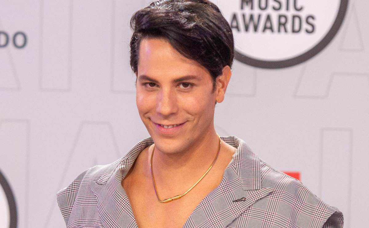Christian Chávez, ex RBD, posa sin ropa en foto blanco y negro