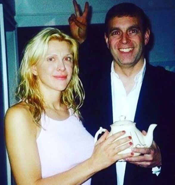 Aseguran que el príncipe Andrés quiso una aventura con Courtney Love, viuda de Kurt Cobain