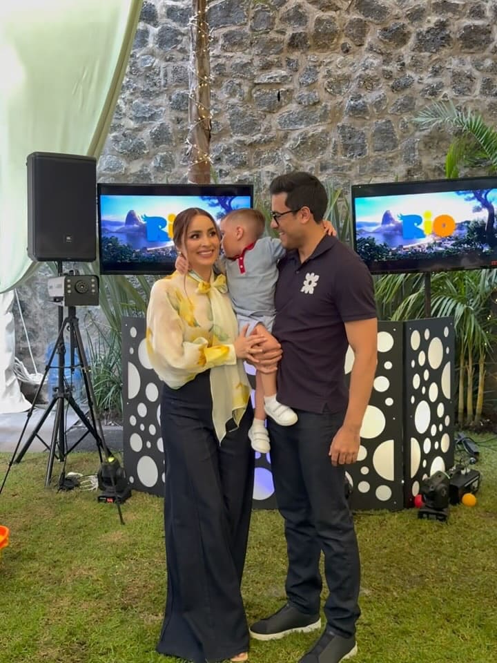 Carlos Rivera y Cynthia Rodríguez con su hijo León. (Foto: Instagram)