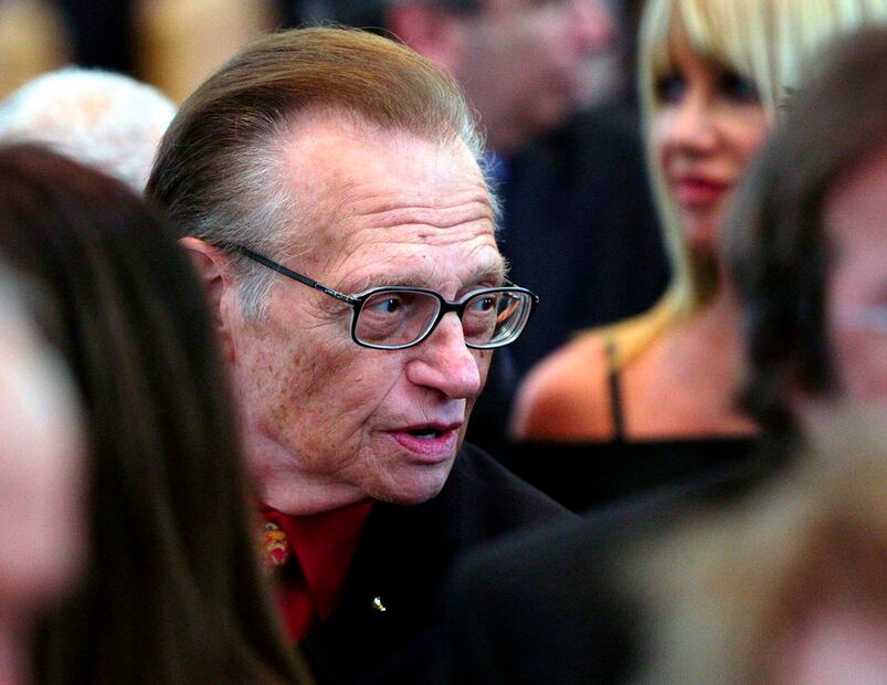 Larry King es trasladado a cuidados intensivos tras positivo de Covid-19
