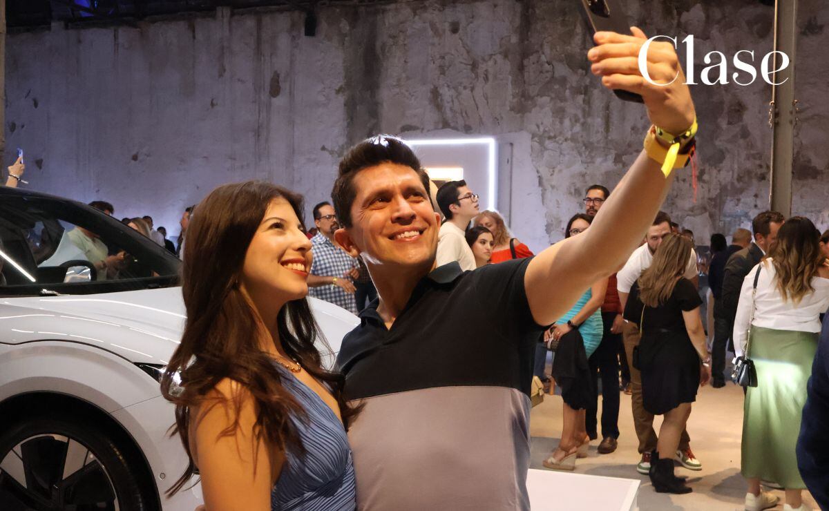 Pamela Galicia y Edgar Landero en Paradise Party, el lanzamiento del Volvo EX30 / Foto: Nayeli Castillo