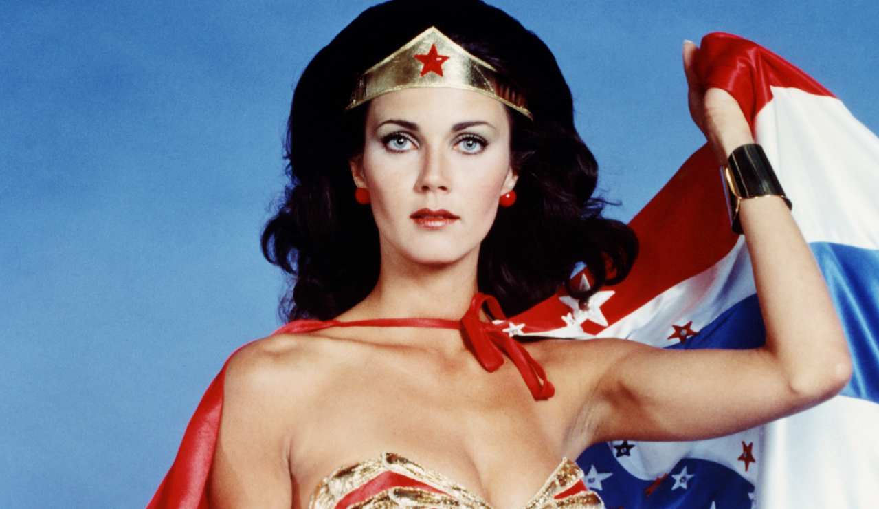 Lynda Carter, 'la Mujer Maravilla', de 70 años, increíblemente sexy en un mini vestido dorado