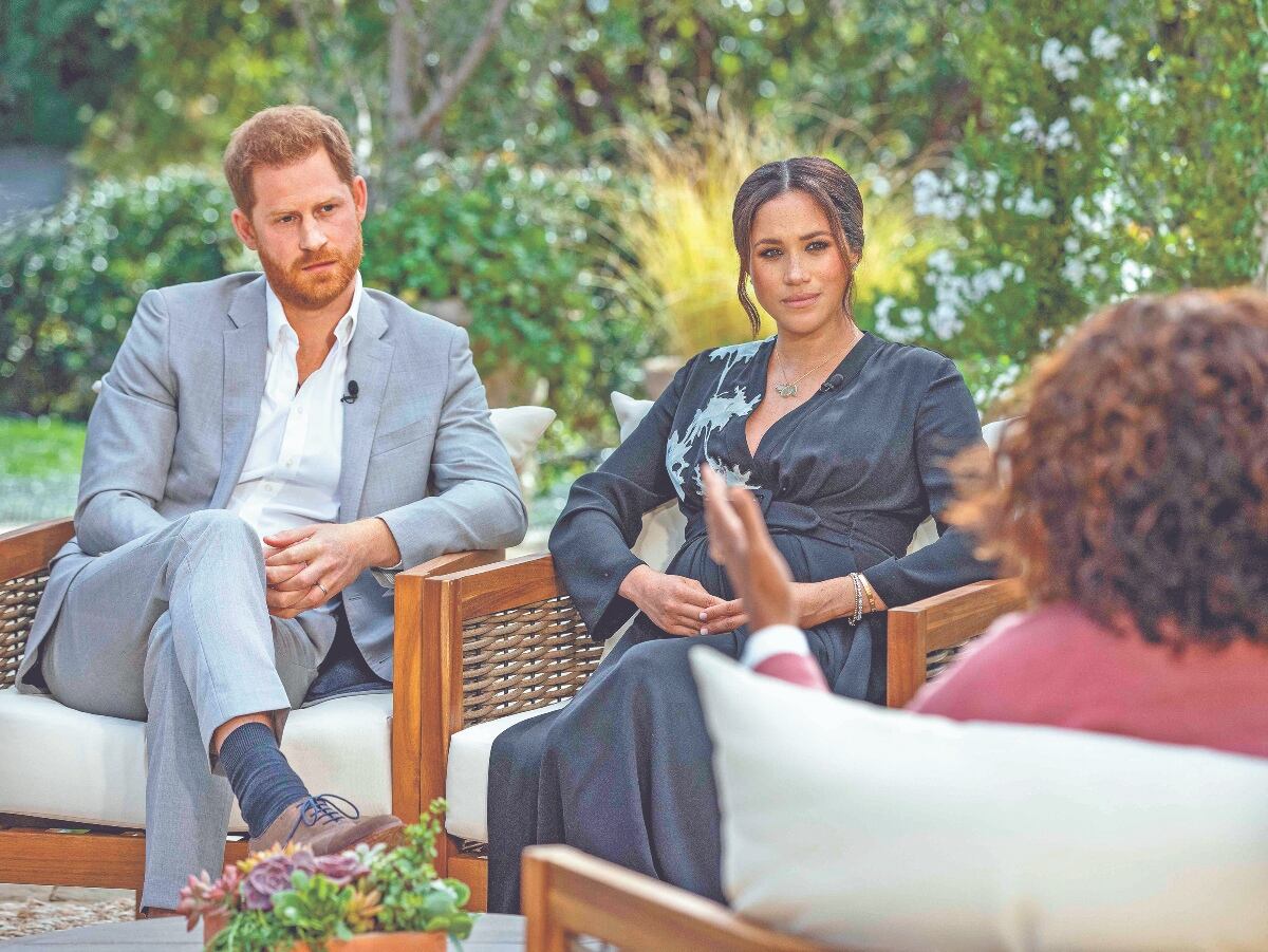 El príncipe Carlos “agobiado” por la entrevista de Harry y Meghan