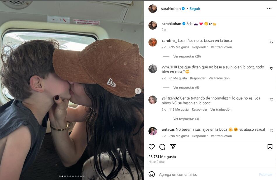 Sara Kohan besa a su hijo Noah/Instagram.