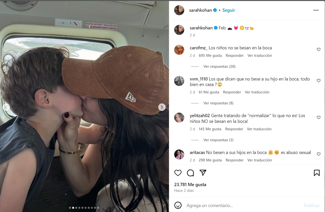 Sara Kohan besa a su hijo Noah/Instagram.