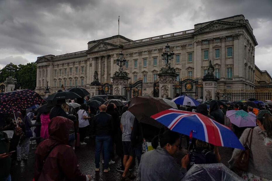 Ante la muerte de Isabel II, Sarah Kohan, ex de 'Chicharito', lleva flores a Buckingham