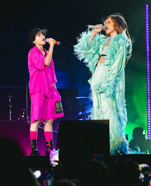 Jennifer Lopez y su hija Emme durante una presentación en Los Ángeles / Foto: X