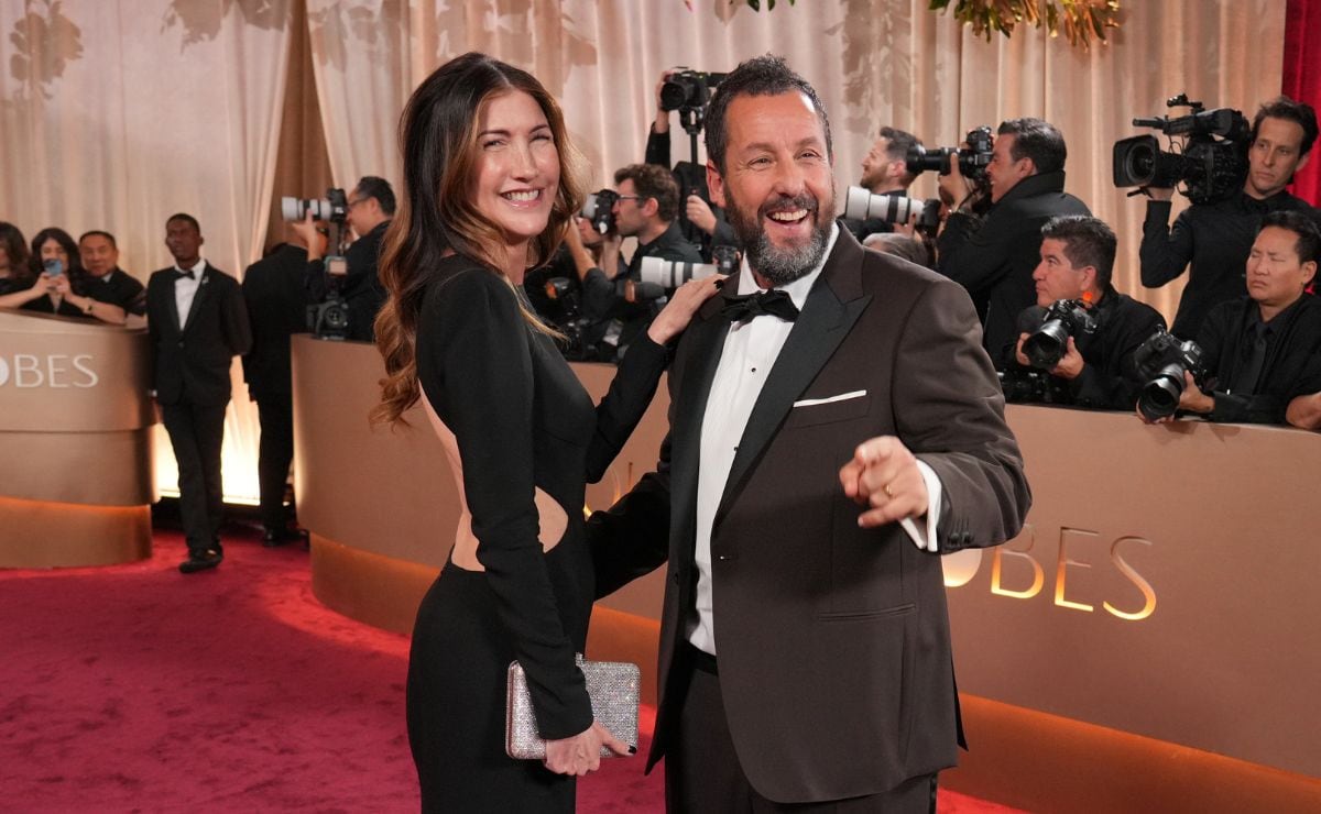 Jackie y Adam Sandler en los Golden Globes 2026 / Foto: AP