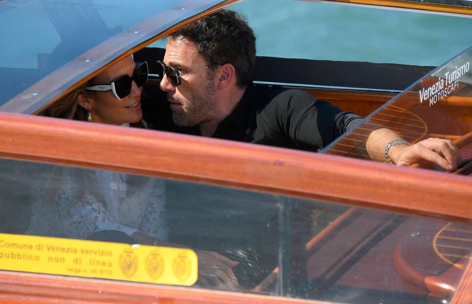 FOTOS: Jennifer Lopez y Ben Affleck llegan al Festival de Cine de Venecia ¡súper enamorados!