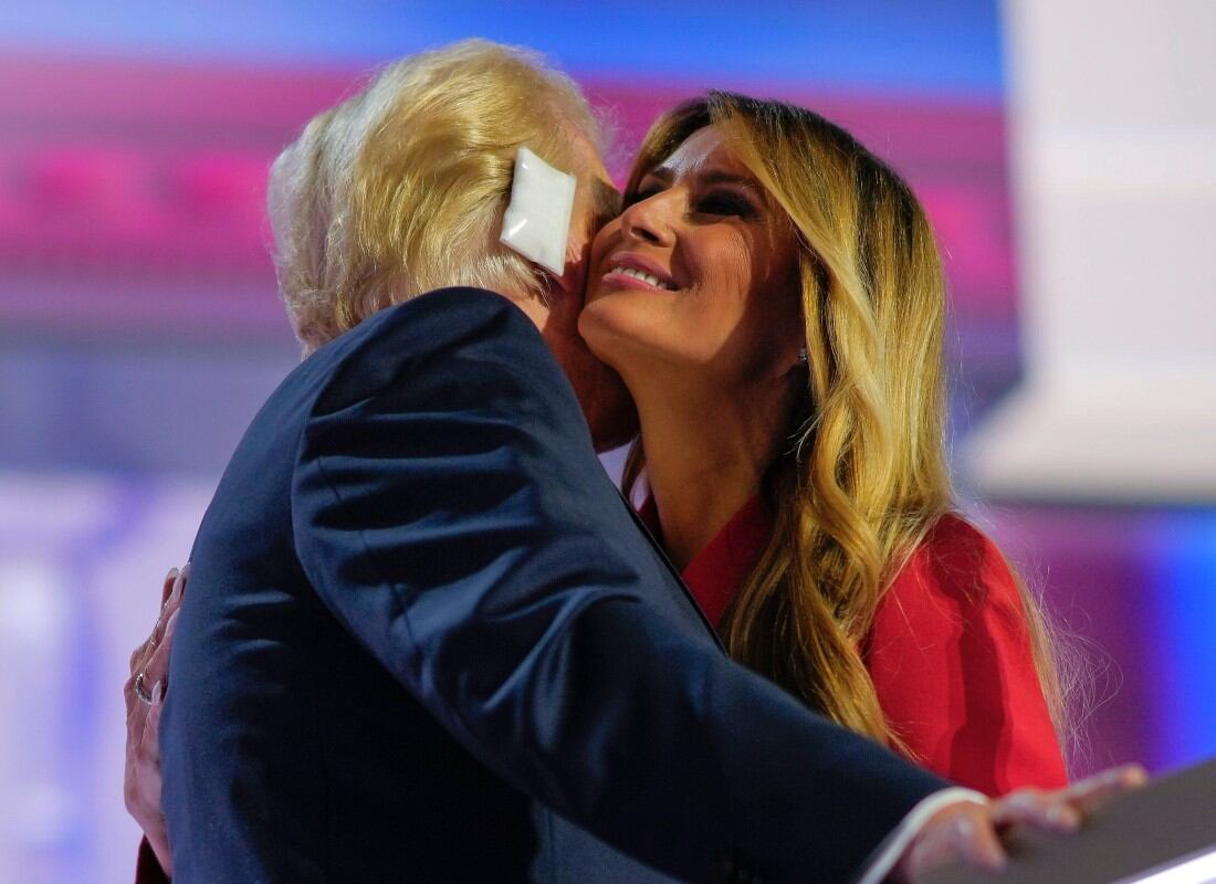 Donald Trump saluda a su esposa Melania / Foto: AP