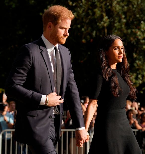 Harry y Meghan, tras lanzar su documental, quieren que la familia real les ofrezca disculpas