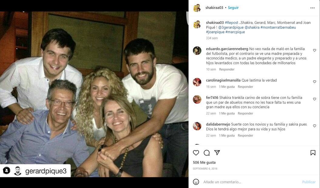Shakira, Gerard Piqué, su mamá Montserrat Bernabéu, su papá Joan Piqué y su hermano Marc en 2016 / Instagram