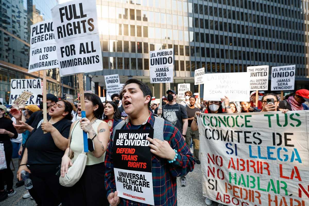 Manifestantes protestan contra el Servicio de Inmigración y Control de Aduanas (ICE) frente a la Plaza Federal en Chicago / Foto: Kamil Krzaczynski - AFP
