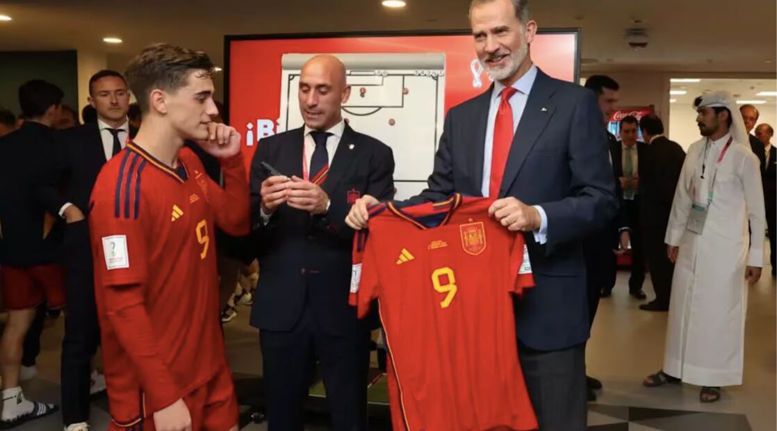 El rey Felipe VI con el futbolista Gavi / Foto: Casa de S.M. el Rey