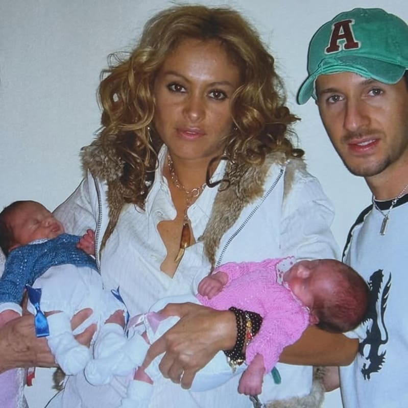 Paulina Rubio y Oscar Madrazo con los mellizos Anyk y Axel / Foto: Instagram
