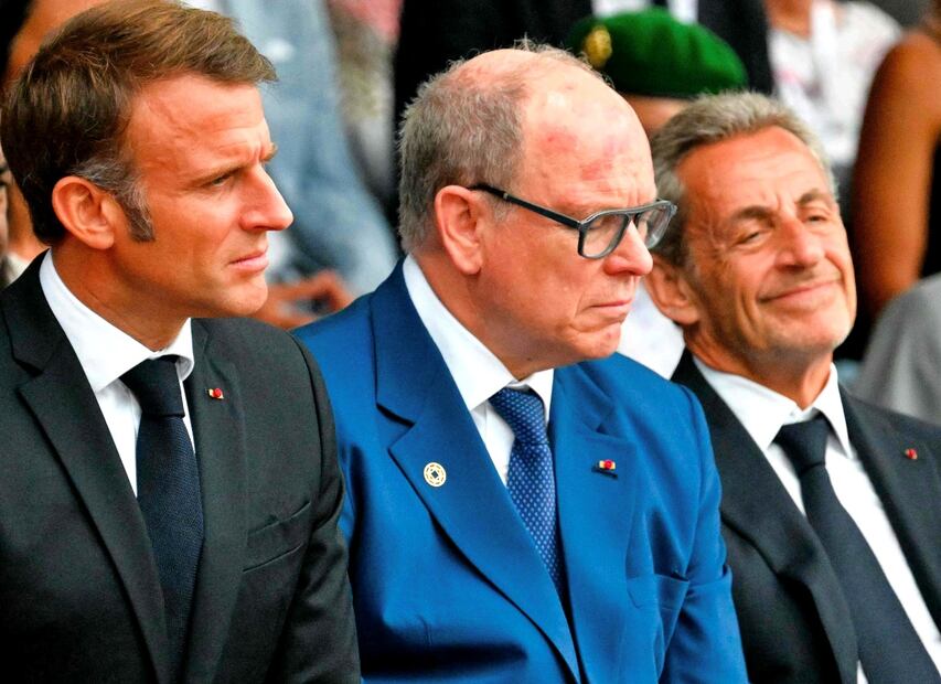 El príncipe Alberto de Mónaco junto a Emmanuel Macron y Nicolas Sarkozy / Foto: AFP