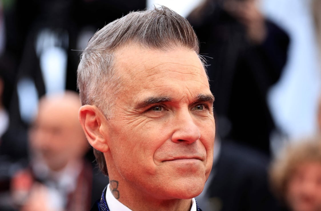 Robbie Williams asegura que por culpa de su mamá, él ve ovnis