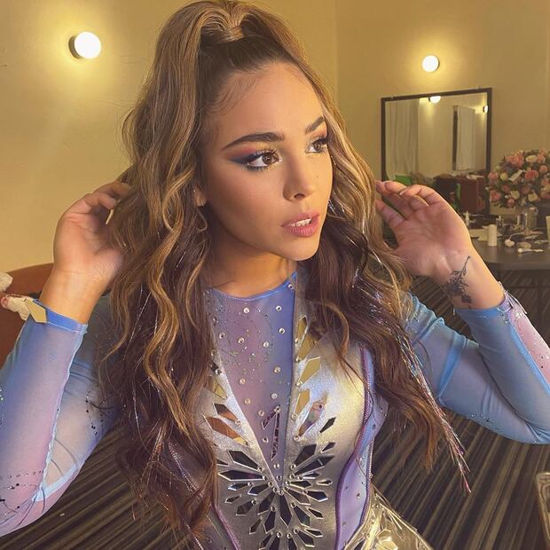 Niño perdido le roba el show a Danna Paola 
