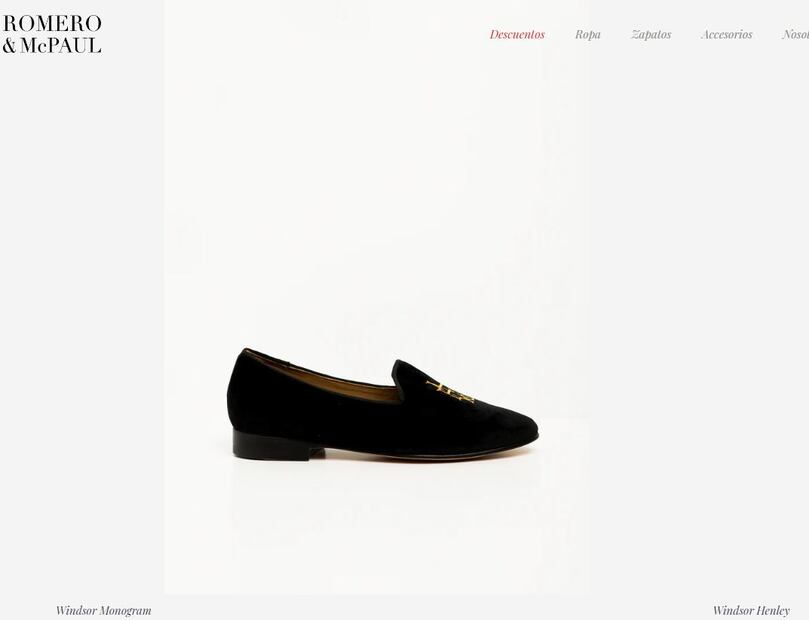 Los zapatos de Luis Miguel, estilo Windsor y de terciopelo con sus iniciales
