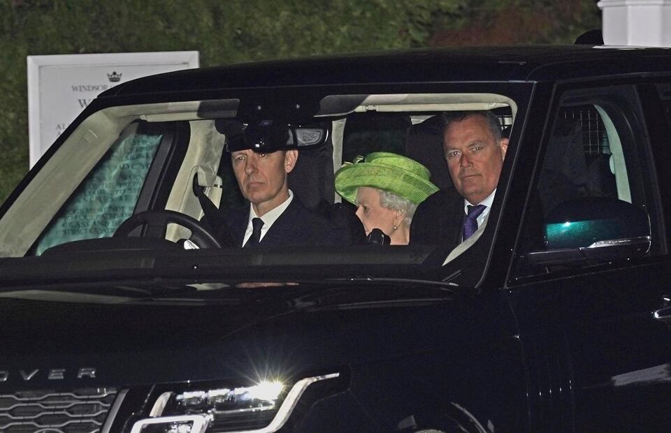 La reina Isabel II asistió al bautizo de August y Lucas, sus bisnietos