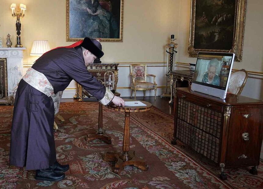 La reina Isabel II usa silla de ruedas debido a sus problemas de movilidad
