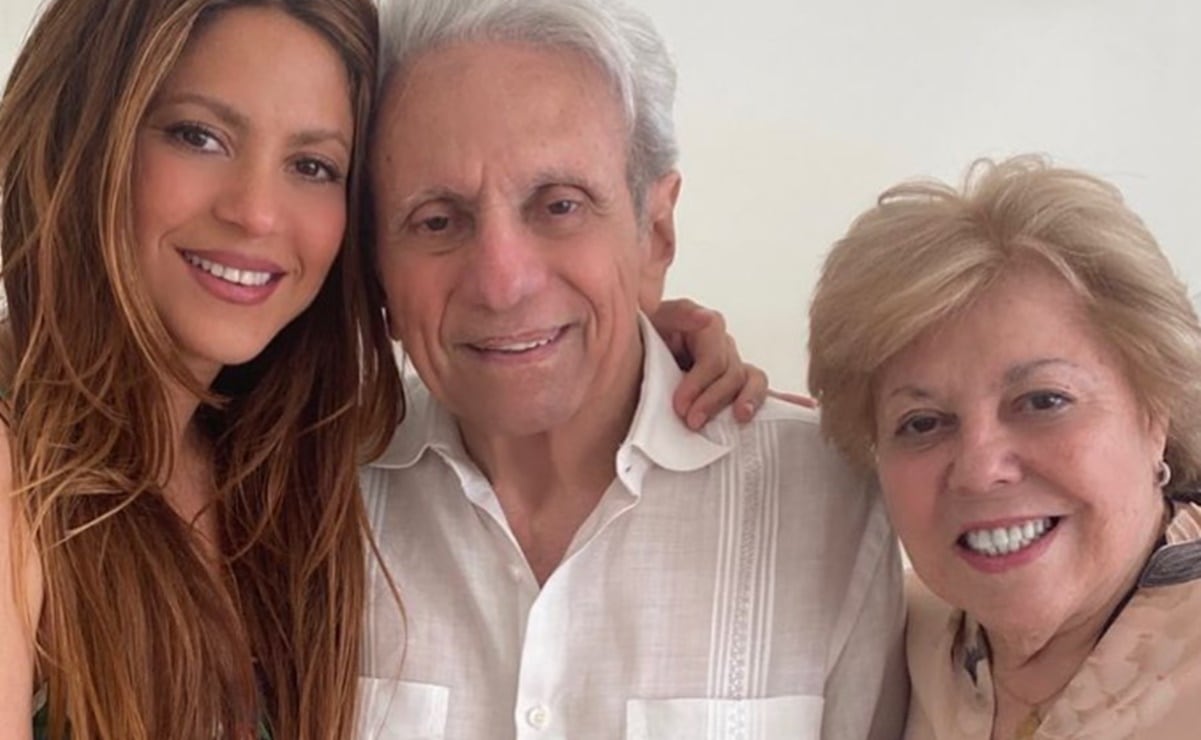 En la foto posan Shakira, su madre, Nidia del Carmen Ripoll y su padre William Mebarak Chadid. Foto: @shakira.