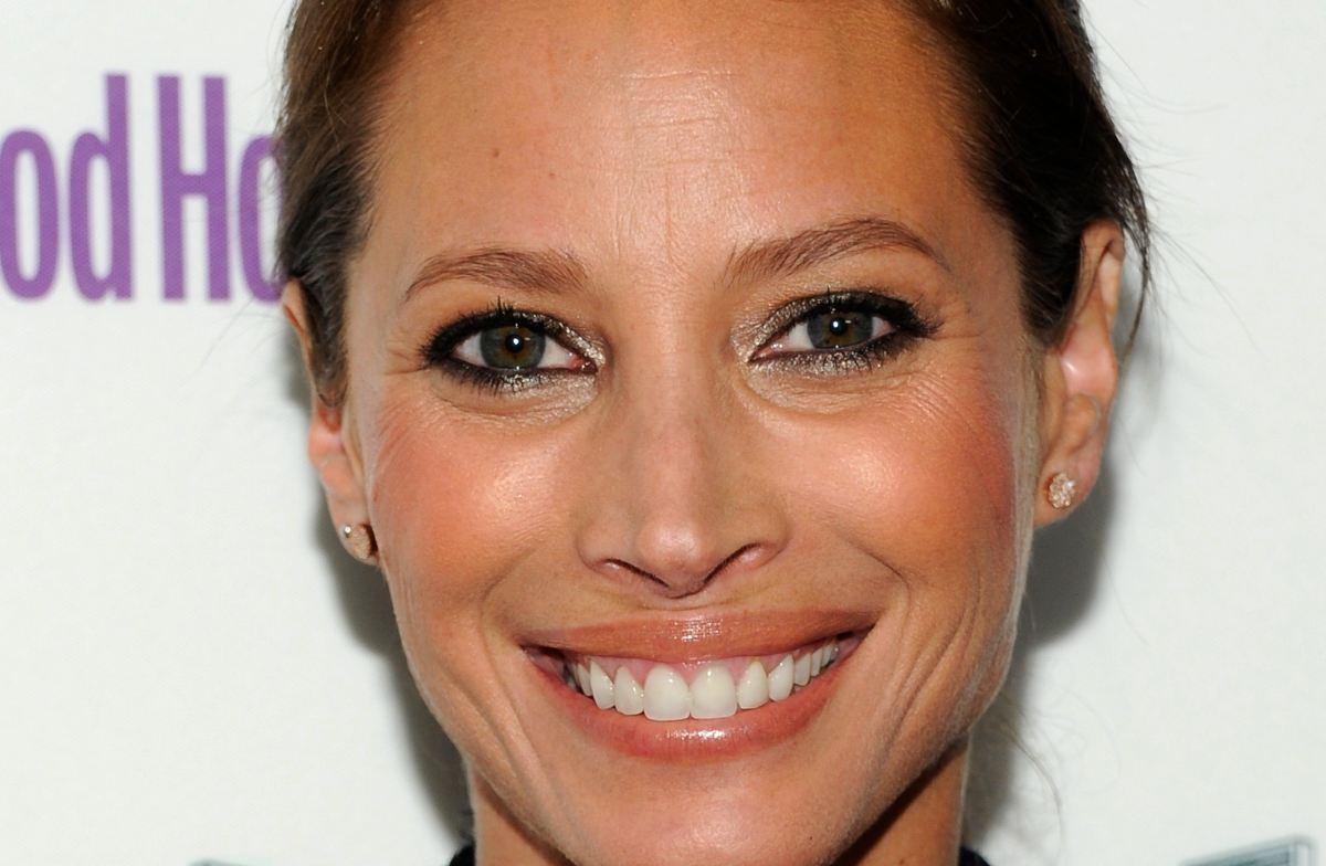 La supermodelo Christy Turlington, de 54 años, presume su belleza madura sin filtros ni procedimientos estéticos