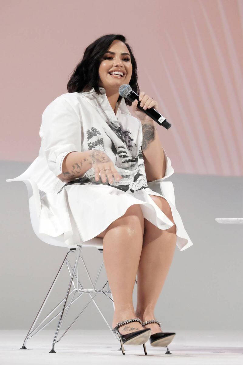 Demi Lovato reaparece en cumbre juvenil tras aparente sobredosis