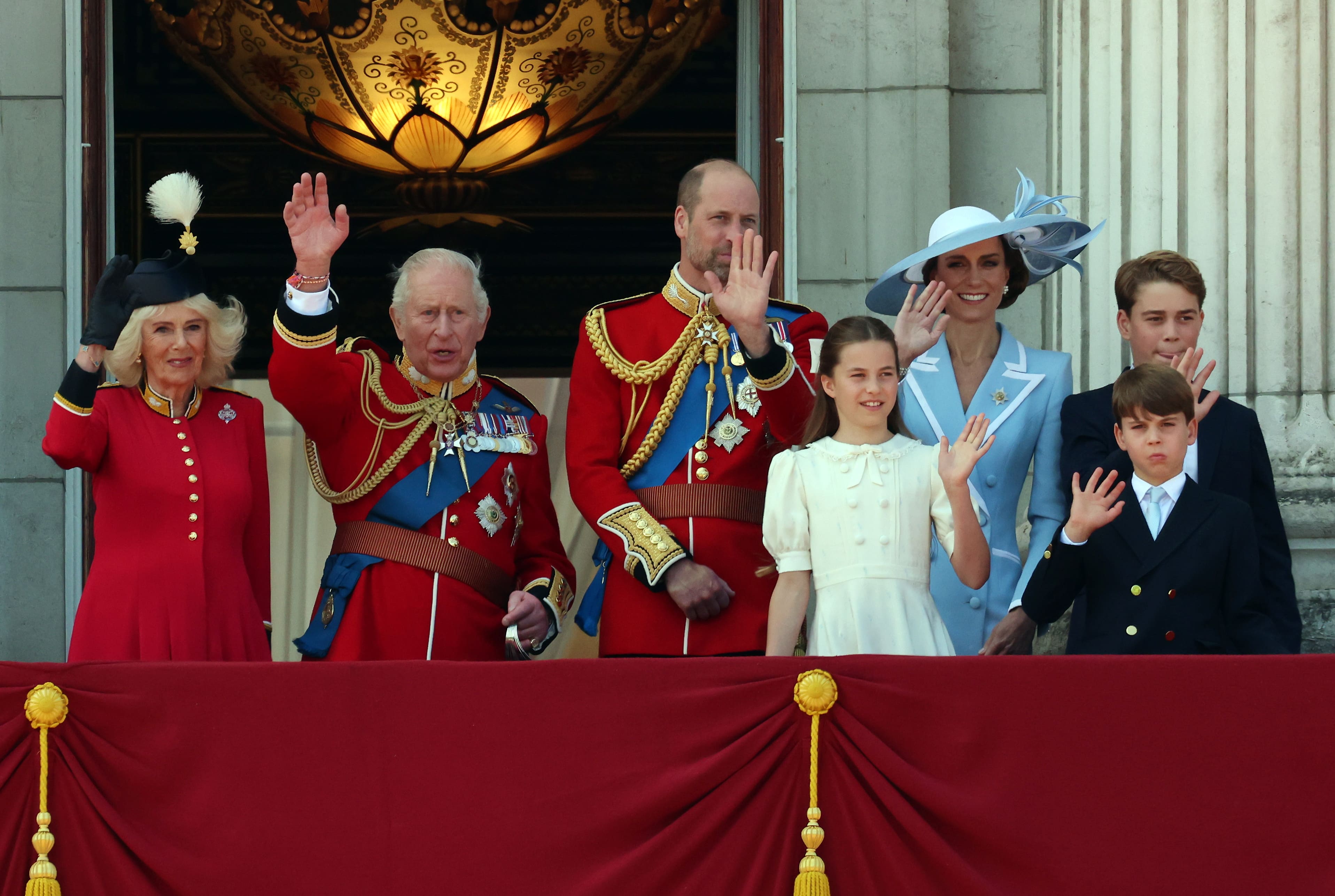 Reina Camila, rey Carlos III, príncipe William, princesa Kate Middleton, príncipe George, princesa Charlotte y príncipe Louis. (Foto: EFE)