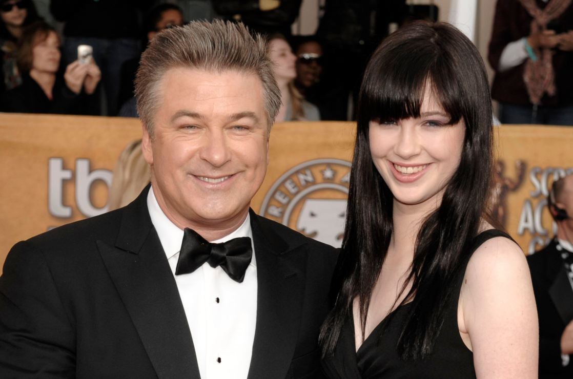 Hija de Alec Baldwin y Kim Basinger, harta de ataques: "Un imbécil me dijo que nunca seré tan delgada y hermosa como mi madre"